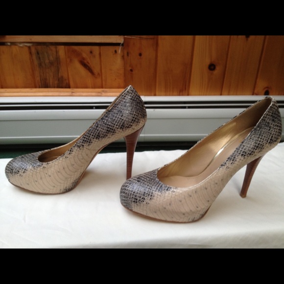 Stuart Weitzman beige croc with wooden heels. - Picture 3 of 7
